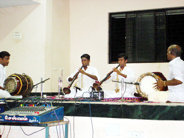 02TDS bros.jpg - Thirukkarukavur T.D.S. Gowrishankar and T.D.S. Balashankar, sons and disciples of Tavil vidwan Thirukkarukavur T.D. Sivagurunathan
